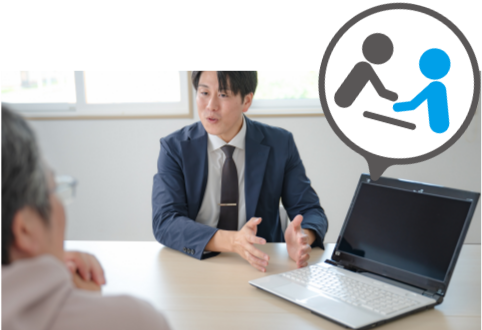 パソコンを使って説明する営業