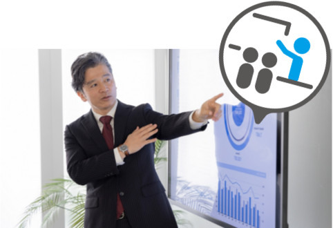 プレゼンテーションをしている男性