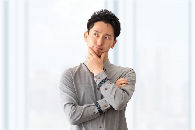 悩む男性