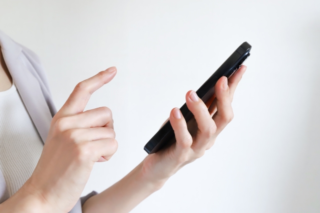 スマートフォンを持つ女性