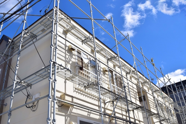 足場が組まれたアパート