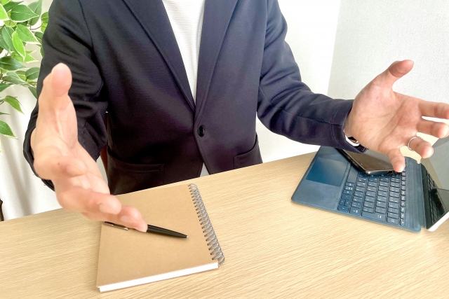 コンサルティングを行う男性