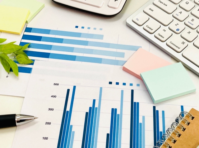 キーボードとグラフが印刷された紙