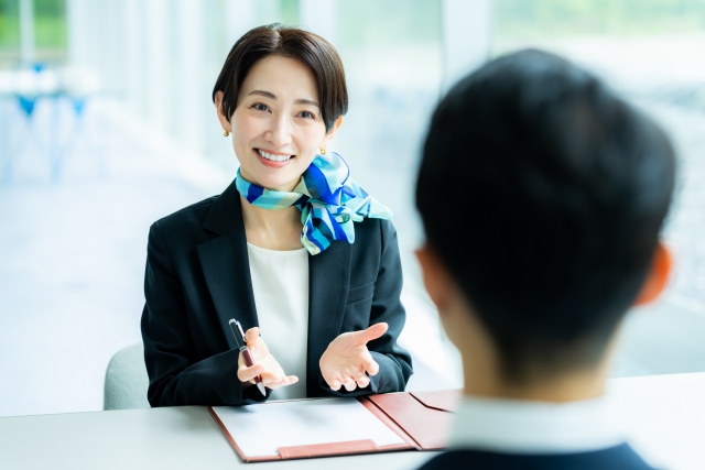 顧客へ提案する女性