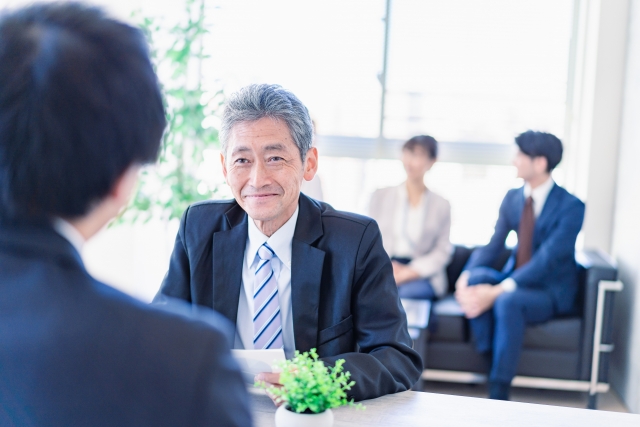 営業担当に相談する男性