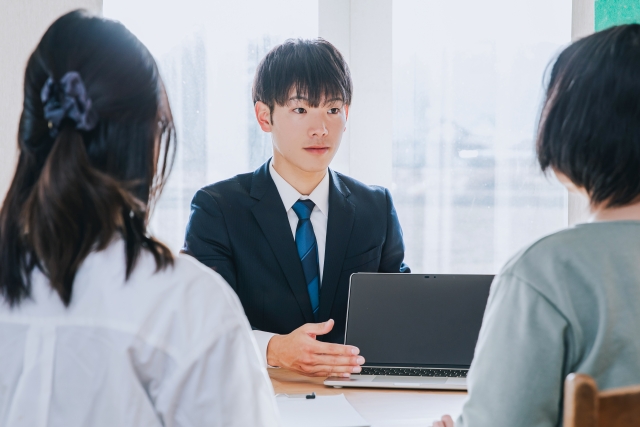 相談を受ける営業担当
