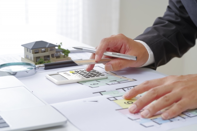 賃貸管理の業務を行う男性