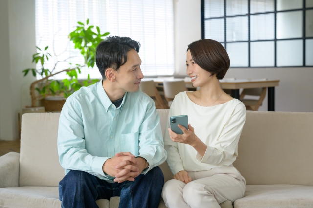 スマホで調べる夫婦